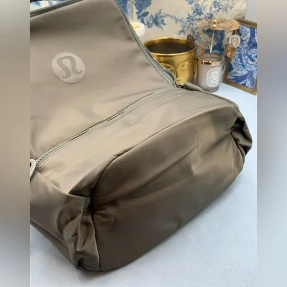 🆕 lululemon athletica 🧿 NWOT New Crew Backpack, Bay Leaf (Olive Green) - 22L - Picture 11 of 12